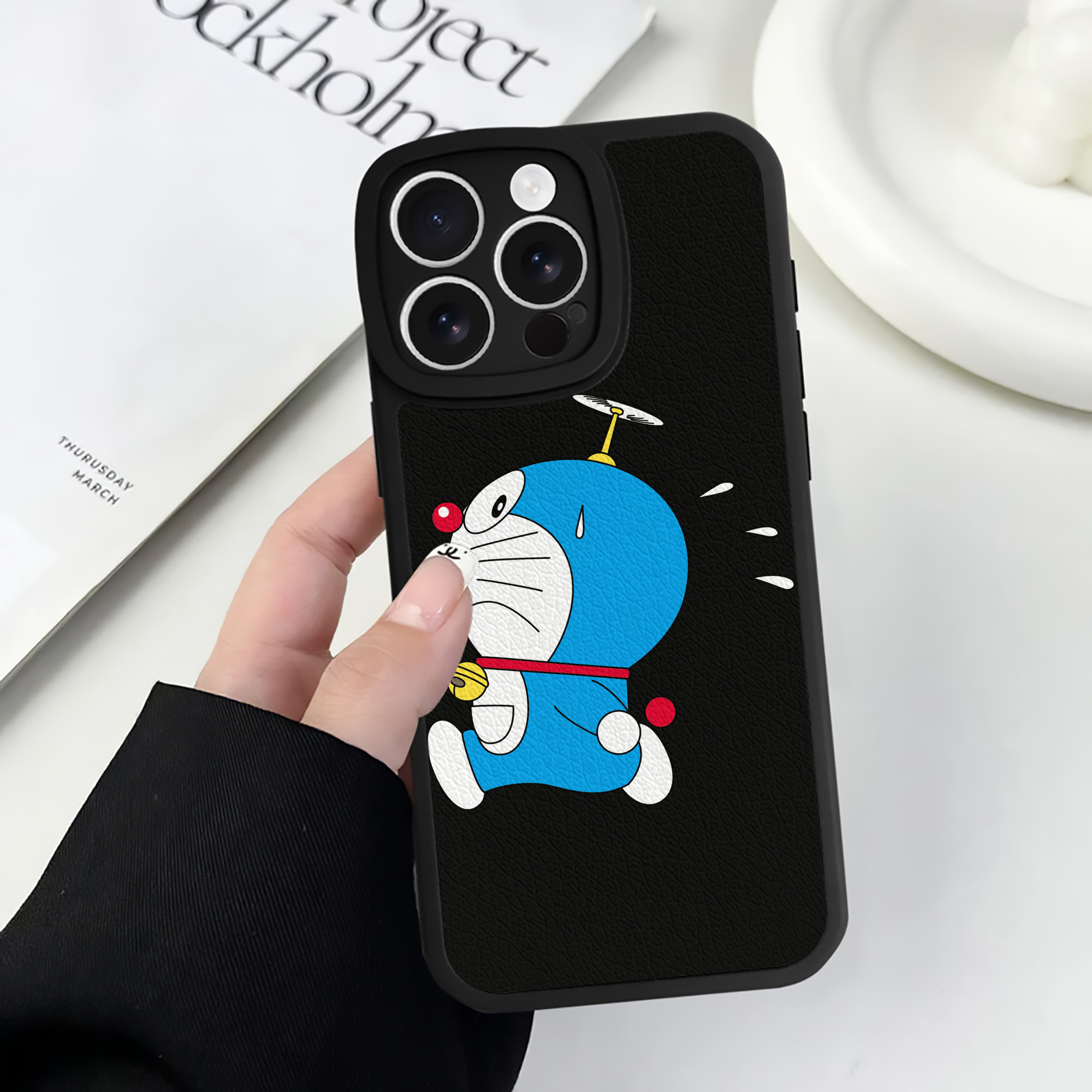 （画像用） ドラえもん Doraemon 【iPhone 16シリーズ対応】シリコンスマホケース（レザー調） 材質：シリコン